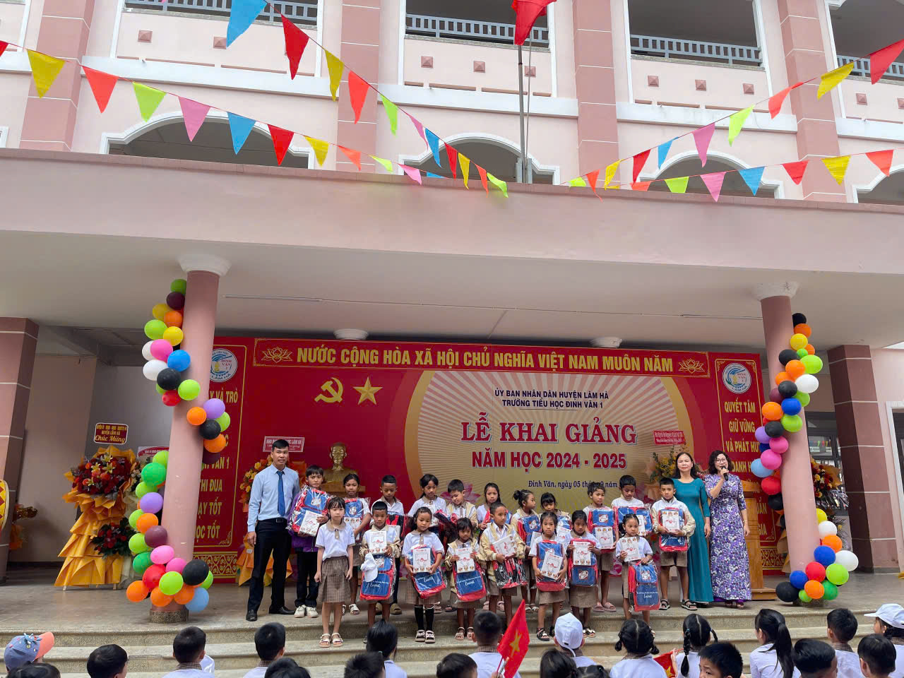 Học sinh nhận học bổng