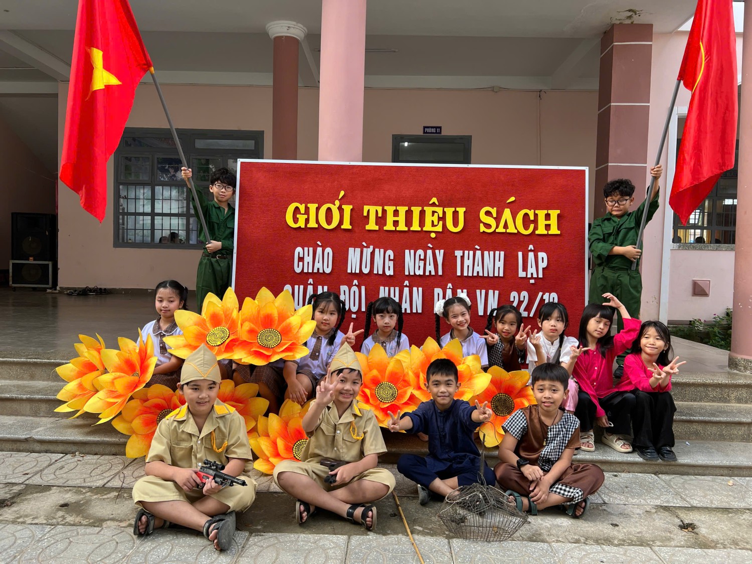 Hoạt Động Giới Thiệu Sách "Tấm Gương Quả Cảm" - Kỷ Niệm Ngày 22/12